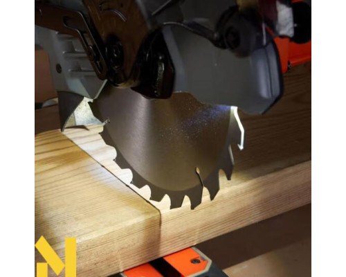 Пила торцювальна мережева Black&Decker BES702