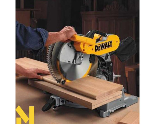Пила торцювальна DeWalt DW714
