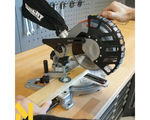 Пила торцювальна HECHT 813