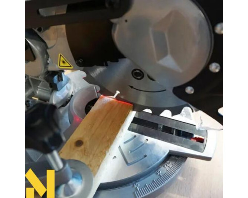 Пила торцювальна HECHT 813